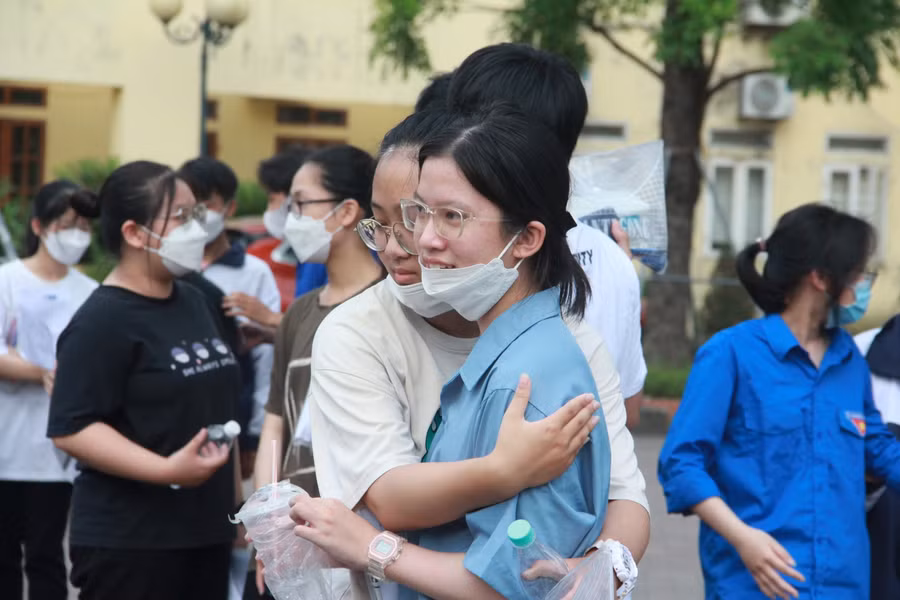 Thí sinh thở phào sau buổi thi cuối cùng.