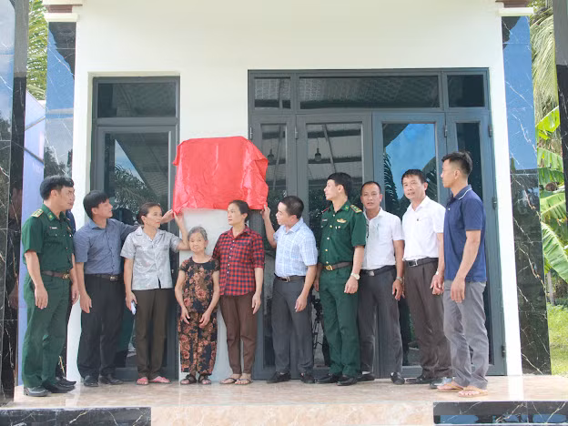 Báo GD&TĐ bàn giao nhà nhân ái tại vùng biên giới Hà Tĩnh
