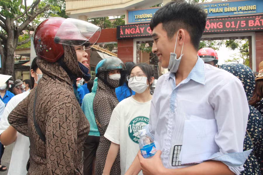 Nhiều thí sinh tự tin giành điểm cao vì đề Toán vừa sức.