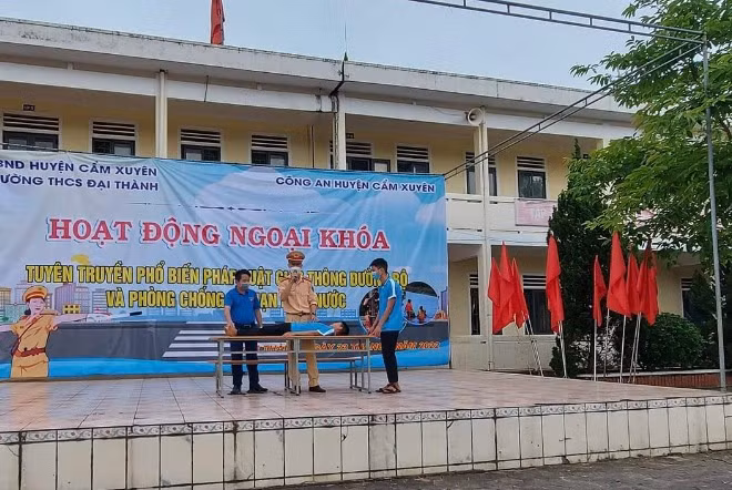 Trường THCS Đại Thành phối hợp CA huyện Cẩm Xuyên tổ chức hoạt động phòng, chống đuối nước cho học sinh.