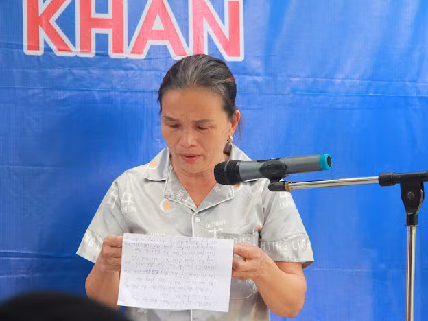 Chị Hồ Thị Thảo, con gái bà Nuôi xúc động khi nhận món quà từ các nhà hảo tâm.