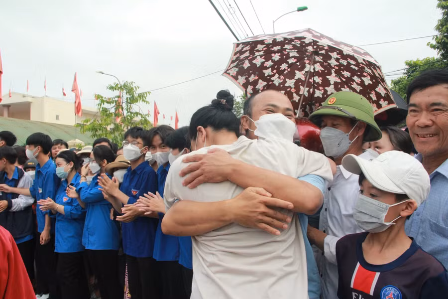 Nhiều thí sinh vỡ òa cảm xúc ngay khi nhìn thấy phụ huynh.