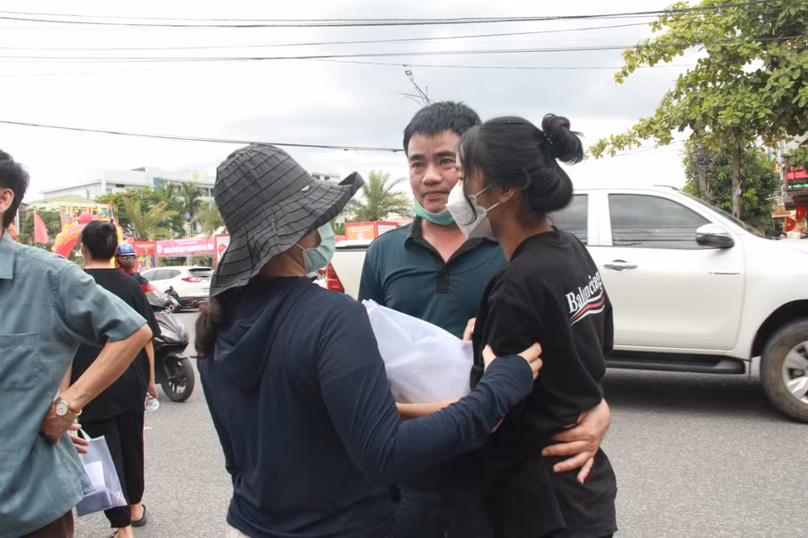 Thí sinh chia sẻ niềm vui sau khi hoàn thành tốt bài thi với phụ huynh.