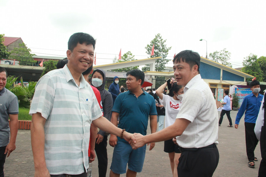 Phụ huynh bắt tay nhau chúc mừng các con đã hoàn thành bài thi.