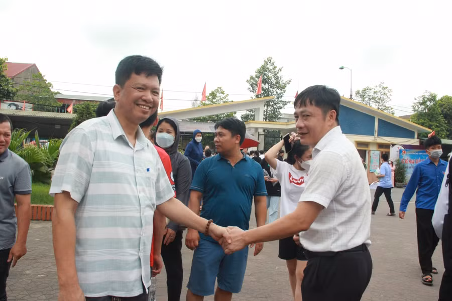 Phụ huynh bắt tay nhau chúc mừng các con đã hoàn thành bài thi.