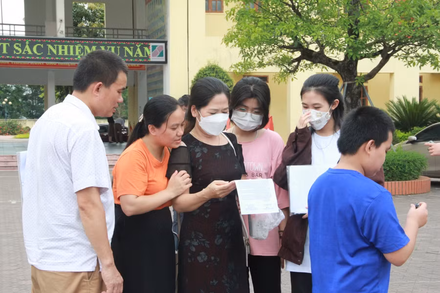 Thí sinh cũng kiểm tra lại kết quả bài làm với GV và phụ huynh.