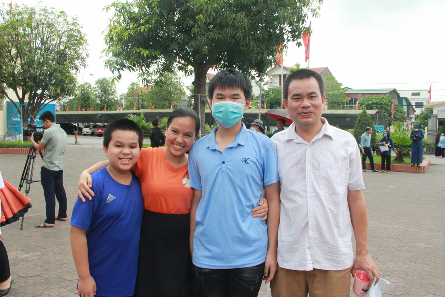 Gia đình chị Phan Thị Mai Lan (Thị trấn Hương Khê, Hà Tĩnh) đã vượt hơn 40km đến điểm thi cổ vũ cho con. &quot;Bố mẹ không quá đặt nặng kết quả của kỳ thi vào trường chuyên, việc cháu đã nỗ lực hết mình để làm bài đã là điều đáng khích lệ rồi&quot;, chị Lan chia sẻ.