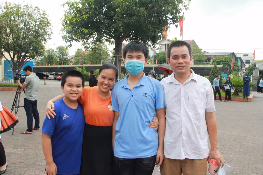 Gia đình chị Phan Thị Mai Lan (Thị trấn Hương Khê, Hà Tĩnh) đã vượt hơn 40km đến điểm thi cổ vũ cho con. "Bố mẹ không quá đặt nặng kết quả của kỳ thi vào trường chuyên, việc cháu đã nỗ lực hết mình để làm bài đã là điều đáng khích lệ rồi", chị Lan chia sẻ.