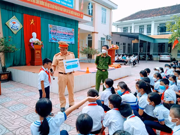 Tham gia các hoạt động, các em còn được tham gia các trò chơi tìm hiểu về các kỹ năng phòng, chống đuối nước.