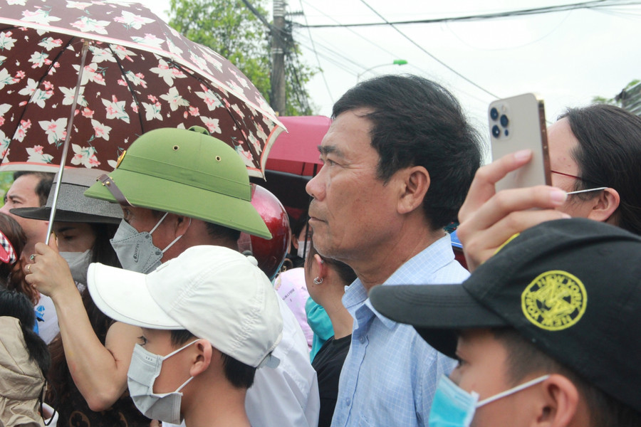 Càng sát giờ kết thúc bài thi, phụ huynh càng thấp thỏm.