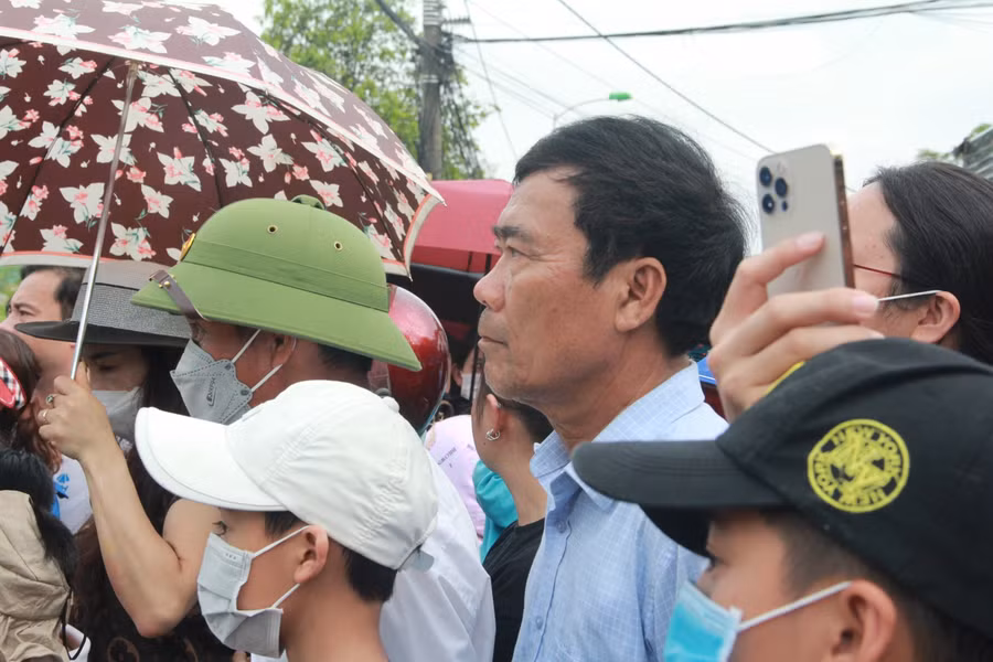 Càng sát giờ kết thúc bài thi, phụ huynh càng thấp thỏm.