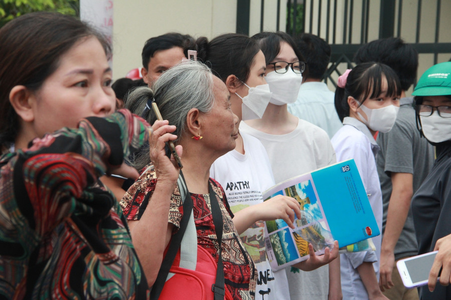 Bà Nguyễn Thị Nhường (75 tuổi, xã Phù Lưu, huyện Lộc Hà) cho biết, bà đã bắt xe buýt gần 20km đưa cháu đến hội đồng thi.