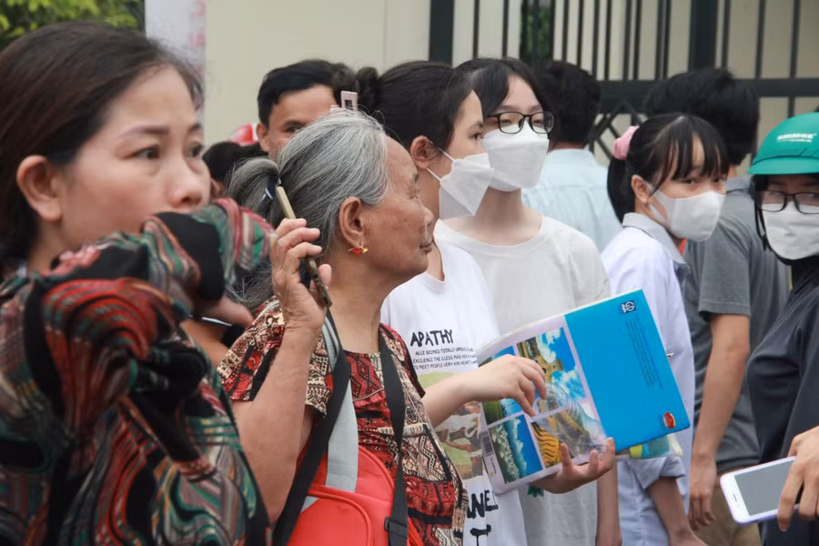 Bà Nguyễn Thị Nhường (75 tuổi, xã Phù Lưu, huyện Lộc Hà) cho biết, bà đã bắt xe buýt gần 20km đưa cháu đến hội đồng thi.