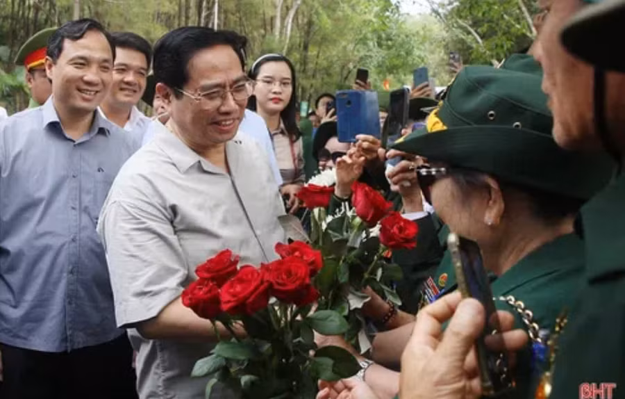 Thủ tướng Phạm Minh Chính thăm hỏi các cựu thanh niên xung phong tại Ngã ba Đồng Lộc. (Ảnh: Báo Hà Tĩnh).