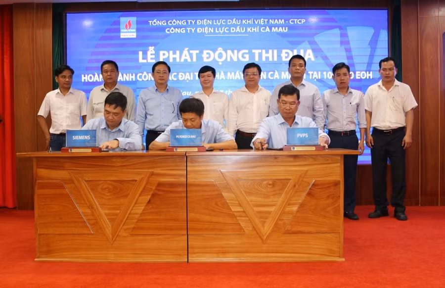 Đại diện Chủ đầu tư (PV Power Ca Mau) và các Nhà thầu (Siemens, PVPS) ký cam kết giao ước thi đua hoàn thành công trình Đại tu Nhà máy điện Cà Mau 1 tại 100.000EOH.