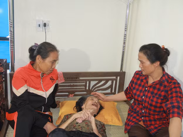 Sau cơn tai biến, bà Lê Thị Nuôi chỉ năm một chỗ luôn cần người chăm sóc.