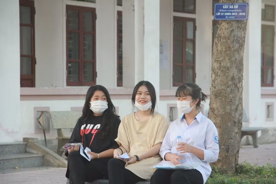 Nhiều thí sinh đến sớm trò chuyện cùng bạn bè để giải tỏa tâm lý trước buổi thi.