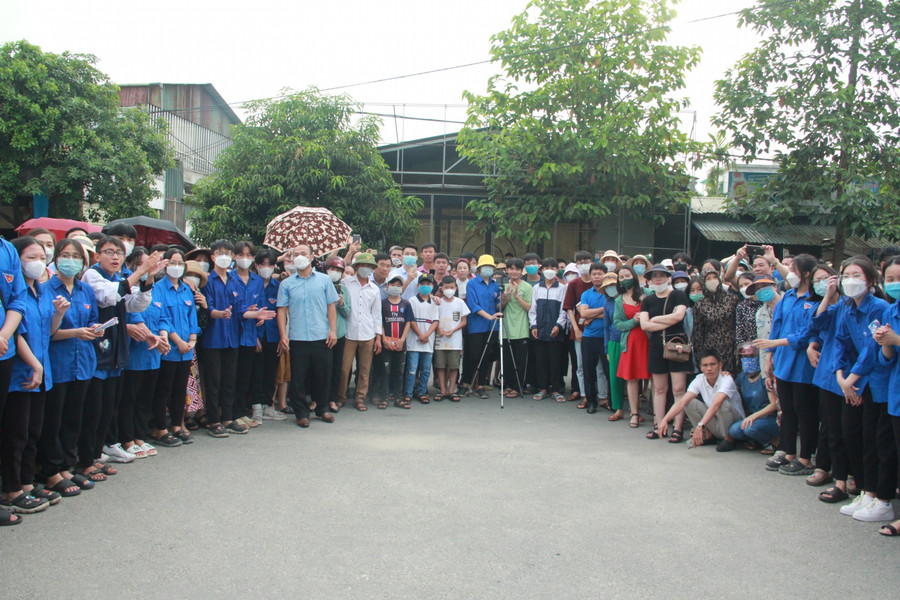 Phụ huynh đứng đợi thí sinh trước Hội đồng thi Trường THPT chuyên Hà Tĩnh từ rất sớm.