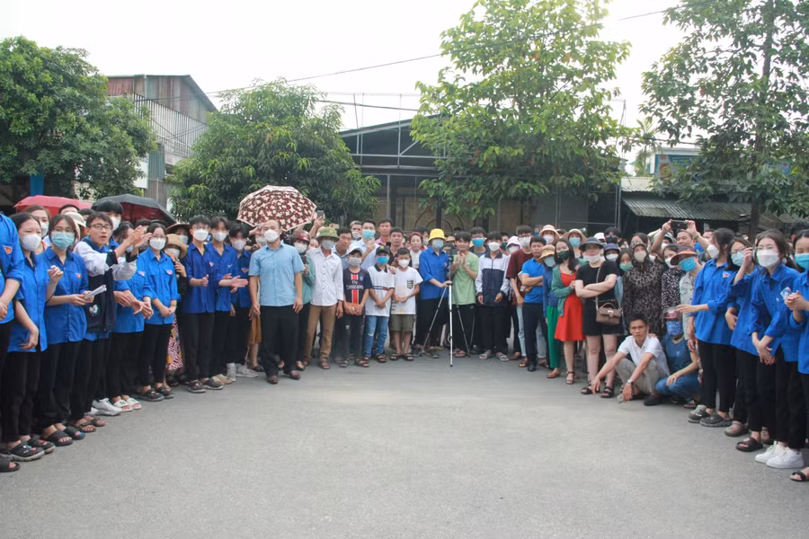 Phụ huynh đứng đợi thí sinh trước Hội đồng thi Trường THPT chuyên Hà Tĩnh từ rất sớm.