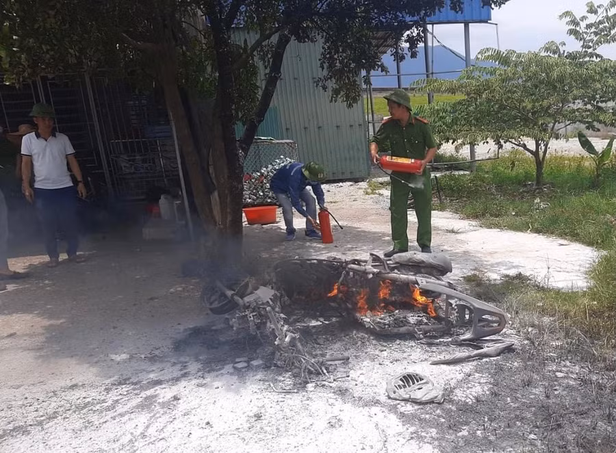 Chiếc xe máy chỉ còn trơ khung sau vụ phóng hoả.