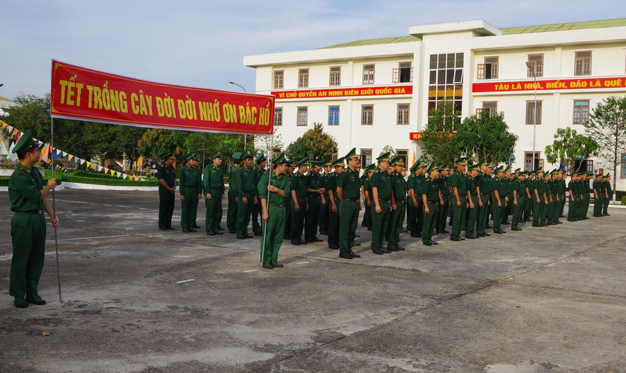 Cán bộ, chiến sĩ Hải đoàn Biên phòng 18 tại Lễ phát động “Tết trồng cây đời đời nhớ ơn Bác Hồ”. Cán bộ, chiến sĩ Hải đoàn Biên phòng 18 tại Lễ phát động “Tết trồng cây đời đời nhớ ơn Bác Hồ”.