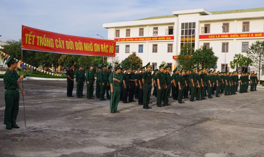 Cán bộ, chiến sĩ Hải đoàn Biên phòng 18 tại Lễ phát động “Tết trồng cây đời đời nhớ ơn Bác Hồ”.