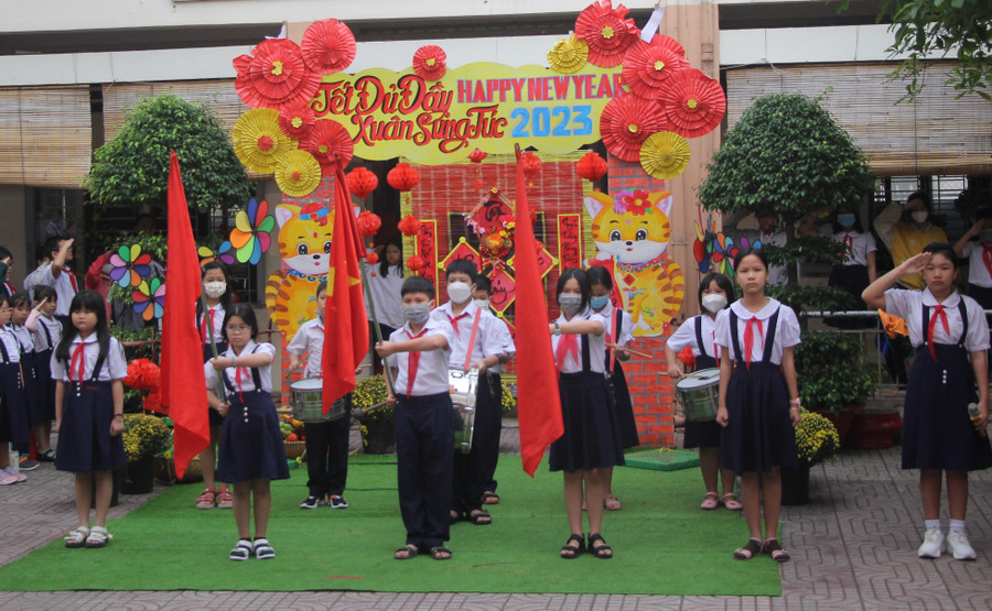 Học sinh Trường tiểu học Đinh Tiên Hoàng chào cờ đầu tuần. Học sinh Trường tiểu học Đinh Tiên Hoàng chào cờ đầu tuần.