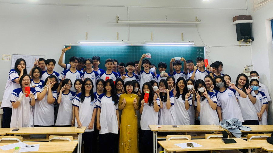 Học sinh Trường THPT Nguyễn Thị Diệu vui mừng khi gặp lại thầy cô, bạn bè. Học sinh Trường THPT Nguyễn Thị Diệu vui mừng khi gặp lại thầy cô, bạn bè.