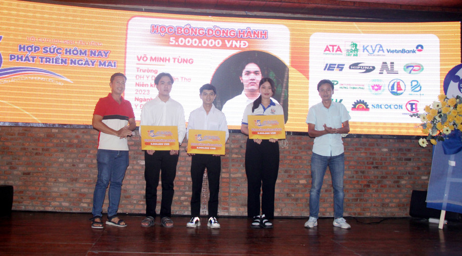 Các nhà hảo tâm trao học bổng đồng hành cho các em sinh viên.