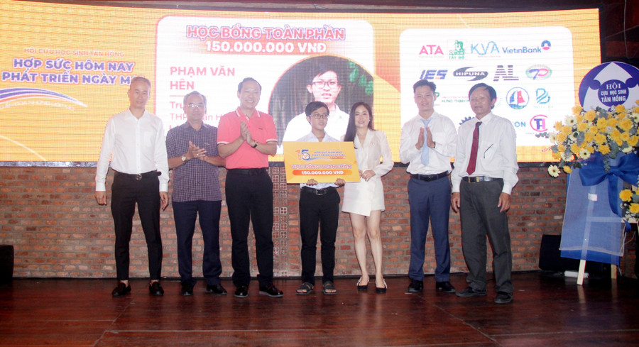 Em Phạm Văn Hên nhận học bổng toàn phần.