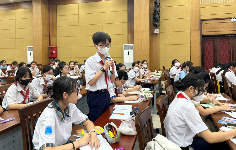 Học sinh chia sẻ cảm nhận về các sáng tác tạo ra từ Al. Học sinh chia sẻ cảm nhận về các sáng tác tạo ra từ Al.