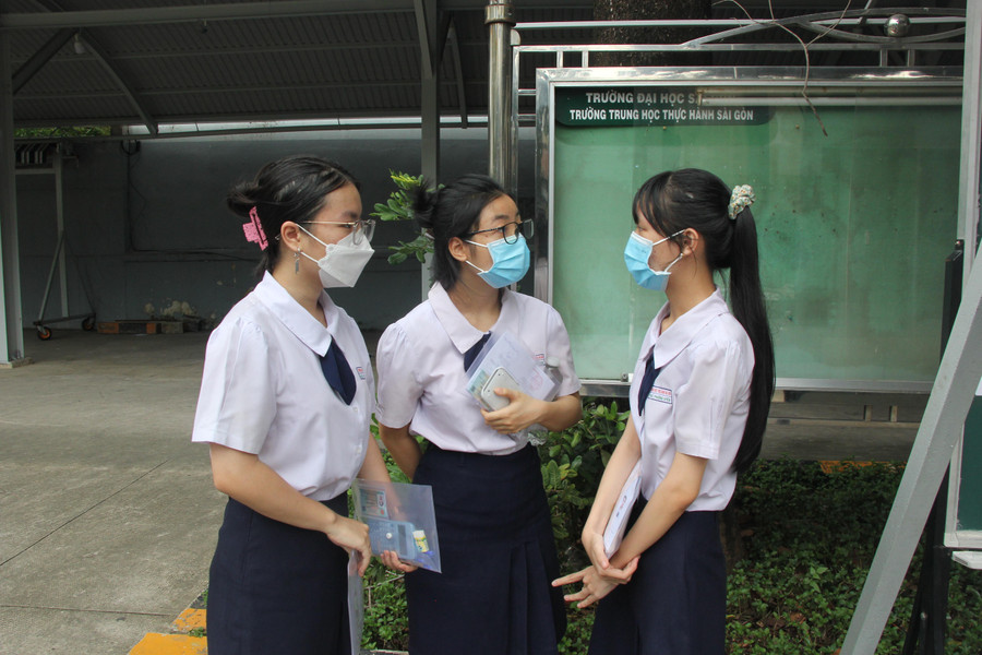 Thí sinh tại điểm thi Trung học Thực hành Sài Gòn (Trường Đại học Sài Gòn-quận 5) trao đổi trước khi thi môn Toán.