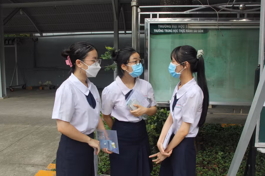 Thí sinh tại điểm thi Trung học Thực hành Sài Gòn (Trường Đại học Sài Gòn-quận 5) trao đổi trước khi thi môn Toán.