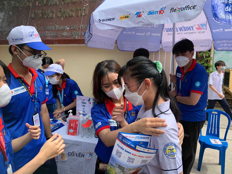 Những cái ôm của các tình nguyện viên cỗ vũ các thí sinh làm bài tốt.