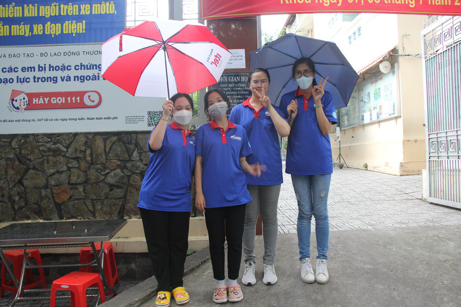 Lực lượng tình nguyện viên luôn &quot;đến sớm, về muộn&quot; trong kỳ thi tốt nghiệp THPT.