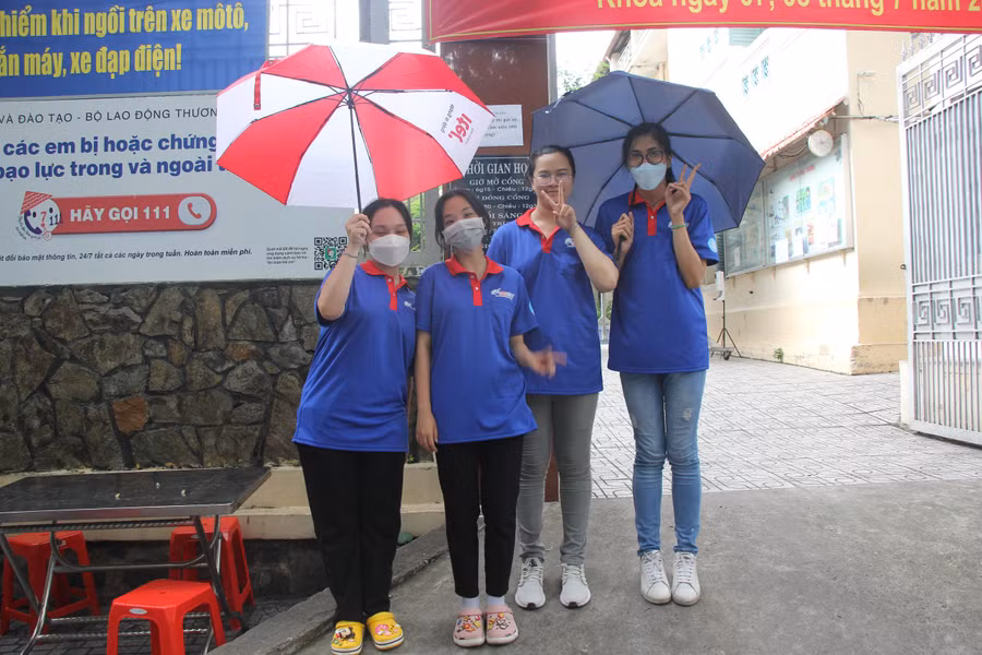 Lực lượng tình nguyện viên luôn "đến sớm, về muộn" trong kỳ thi tốt nghiệp THPT.