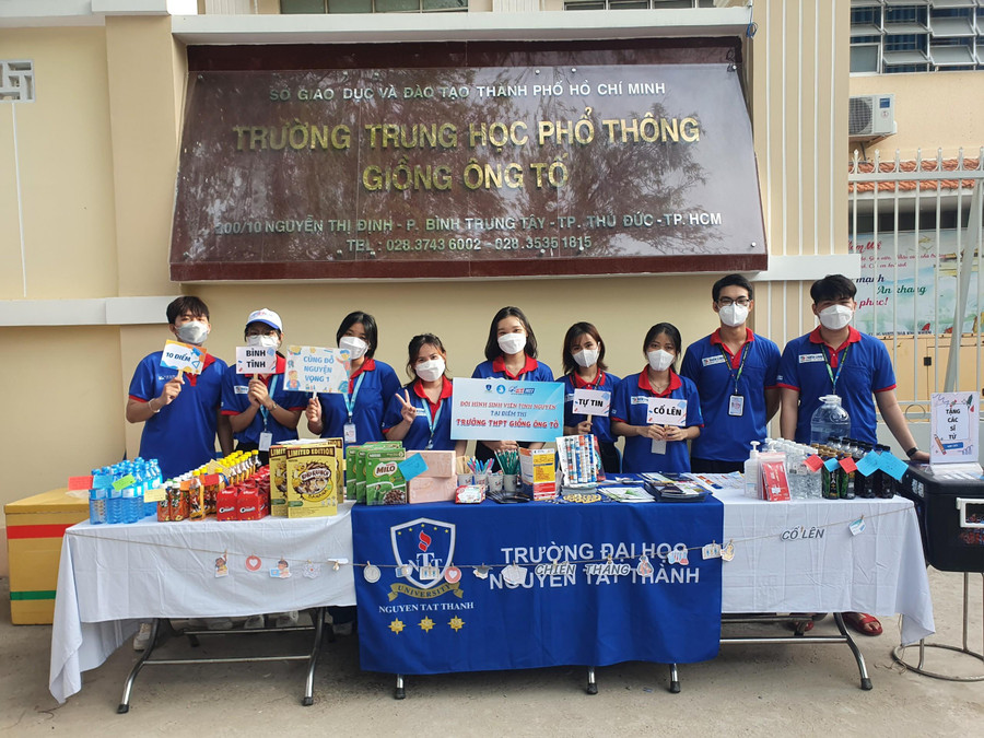 Các tình nguyện viên tại điểm thi Trường THPT Giồng Ông Tố.