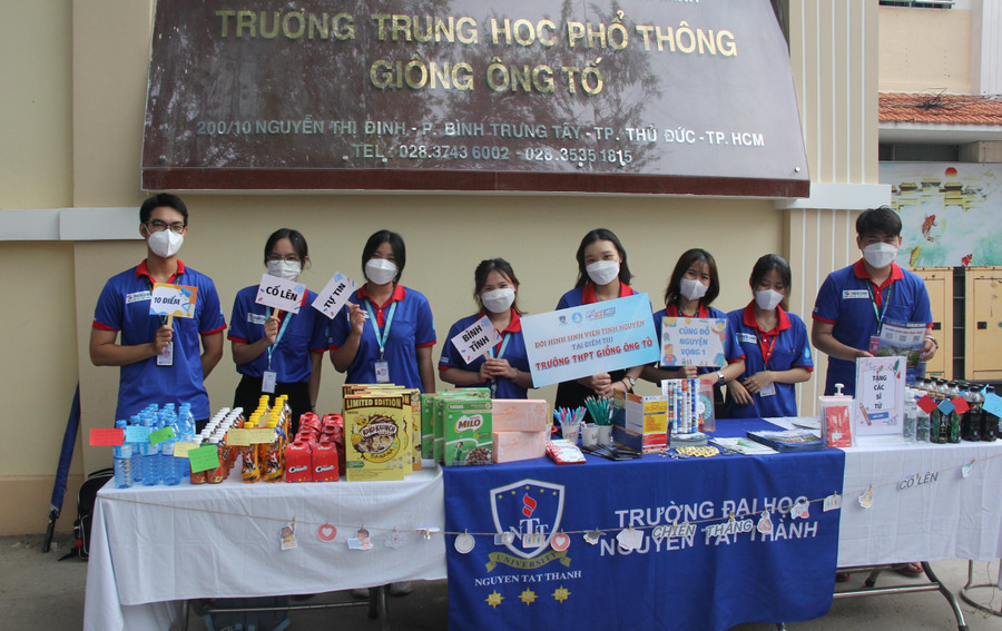 Các bạn sinh viên tình nguyện Trường Đại học Nguyễn Tất Thành có mặt tại điểm thi Trường THPT Giồng Ông Tố từ rất sớm. Các bạn sinh viên tình nguyện Trường Đại học Nguyễn Tất Thành có mặt tại điểm thi Trường THPT Giồng Ông Tố từ rất sớm.