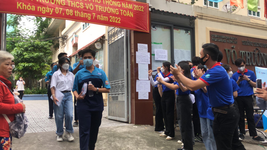 Tình nguyện viên tại điểm thi Trường THCS Võ Trường Toản vỗ tay cỗ vũ các thí sinh.