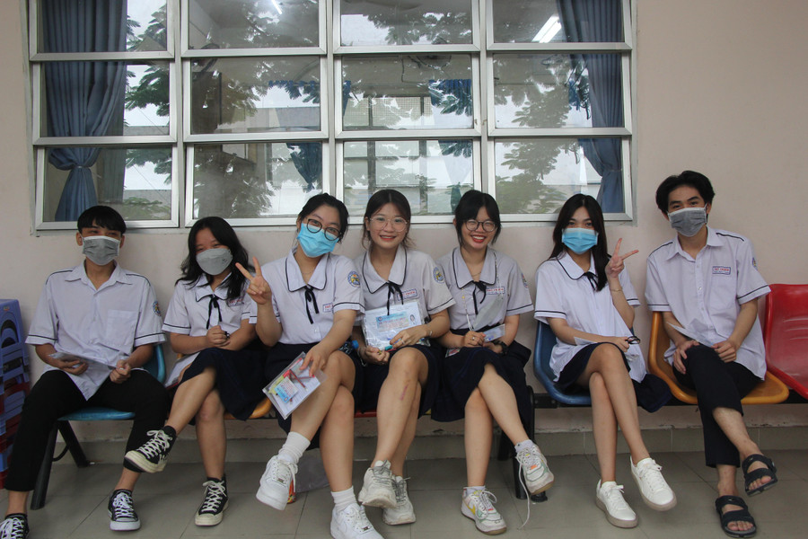 Nhiều thí sinh tại điểm thi Trường THPT Giồng Ông Tố đều có tâm lý vui vẻ thoải mái khi bước vào môn thi Ngữ văn. Nhiều thí sinh tại điểm thi Trường THPT Giồng Ông Tố đều có tâm lý vui vẻ thoải mái khi bước vào môn thi Ngữ văn.