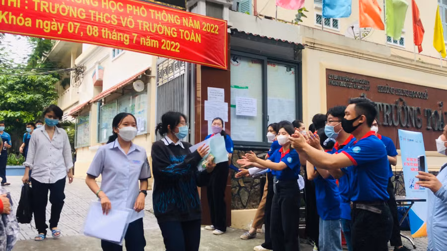 Thí sinh rời điểm thi trong tiếng vỗ tay của các tình nguyện viên.