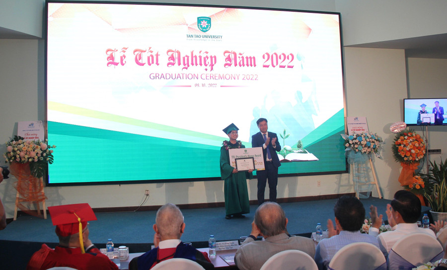 Thạc sĩ Nguyễn Mai Lâm, Phó Hiệu trưởng TTU trao học bổng cho tân bác sĩ Dương Danh Nguyên Hiền. Thạc sĩ Nguyễn Mai Lâm, Phó Hiệu trưởng TTU trao học bổng cho tân bác sĩ Dương Danh Nguyên Hiền.