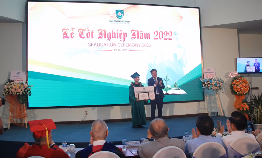 Thạc sĩ Nguyễn Mai Lâm, Phó Hiệu trưởng TTU trao học bổng cho tân bác sĩ Dương Danh Nguyên Hiền.