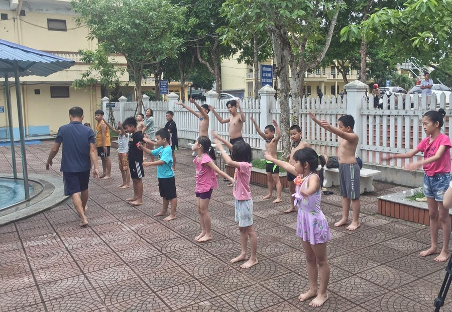 Học sinh trường THCS Văn Lung (TX Phú Thọ) và các em học sinh trường Tiểu học Hùng Vương (TX Phú Thọ) khởi động trước khi tập bơi Học sinh trường THCS Văn Lung (TX Phú Thọ) và các em học sinh trường Tiểu học Hùng Vương (TX Phú Thọ) khởi động trước khi tập bơi
