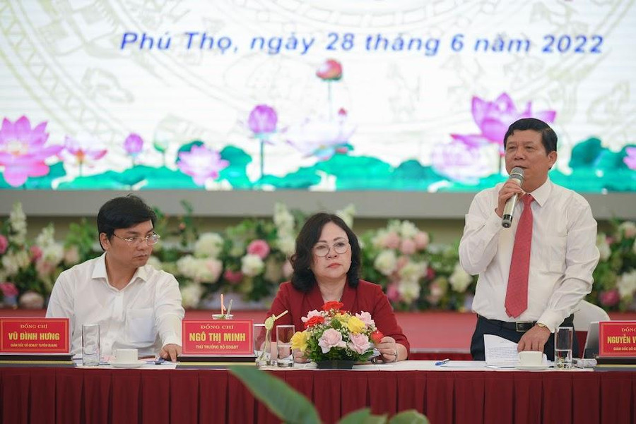 Giám đốc Sở GD&ĐT Phú Thọ Nguyễn Văn Mạnh phát biểu tại hội nghị. Giám đốc Sở GD&ĐT Phú Thọ Nguyễn Văn Mạnh phát biểu tại hội nghị.