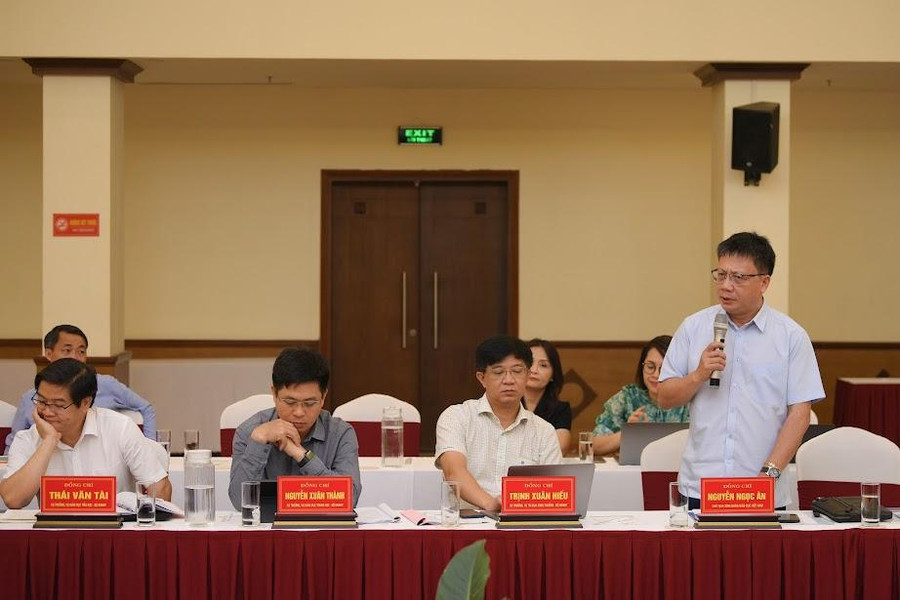 Lãnh đạo Công đoàn ngành giáo dục Việt Nam giải đáp những vấn đề được nêu trong tham luận của các đơn vị trong Cụm thi đua. Lãnh đạo Công đoàn ngành giáo dục Việt Nam giải đáp những vấn đề được nêu trong tham luận của các đơn vị trong Cụm thi đua.