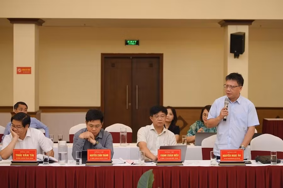 Lãnh đạo Công đoàn ngành giáo dục Việt Nam giải đáp những vấn đề được nêu trong tham luận của các đơn vị trong Cụm thi đua.