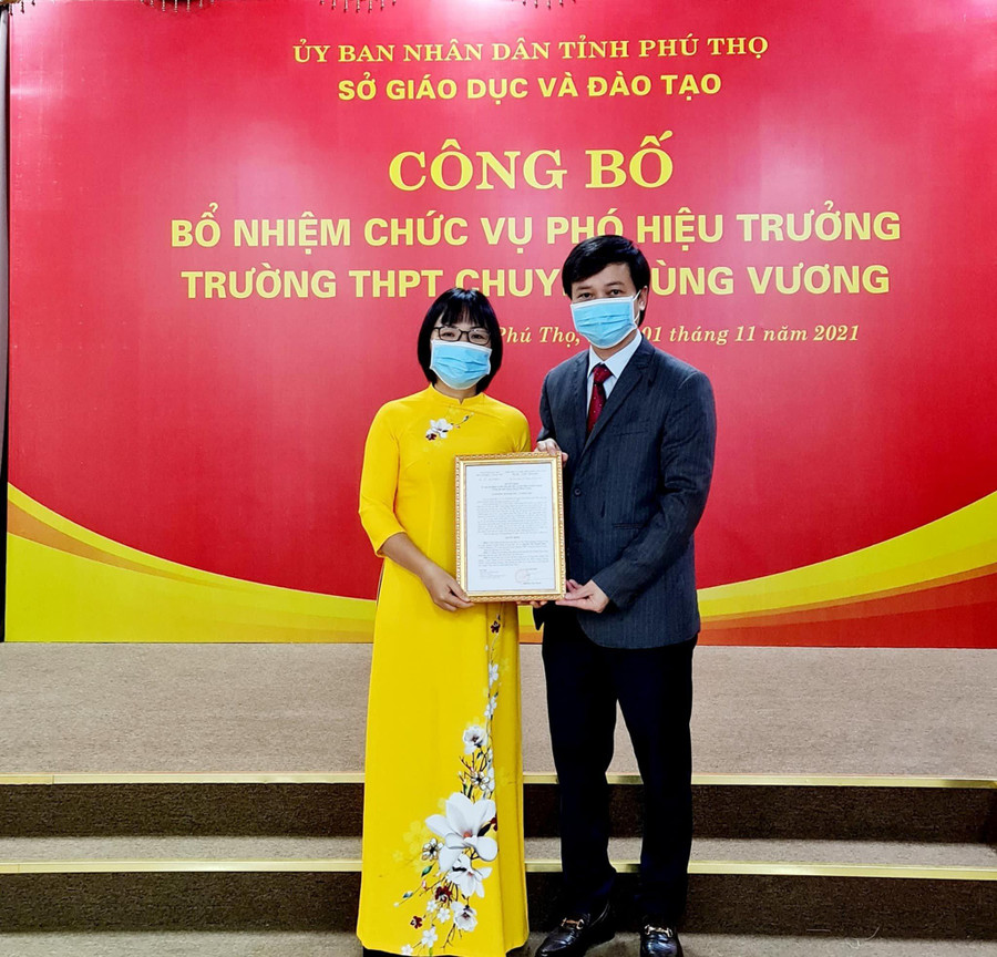 Thừa ủy quyền của Giám đốc Sở GD&ĐT tỉnh Phú Thọ, Tiến sĩ Phạm Tuấn Anh - Bí thư Đảng ủy, Hiệu trưởng trường THPT Chuyên Hùng Vương trao quyết định bổ nhiệm Phó Hiệu trưởng cho Nhà giáo ưu tú Nguyễn Thị Thanh Thuỷ (ảnh NVCC). Thừa ủy quyền của Giám đốc Sở GD&ĐT tỉnh Phú Thọ, Tiến sĩ Phạm Tuấn Anh - Bí thư Đảng ủy, Hiệu trưởng trường THPT Chuyên Hùng Vương trao quyết định bổ nhiệm Phó Hiệu trưởng cho Nhà giáo ưu tú Nguyễn Thị Thanh Thuỷ (ảnh NVCC).