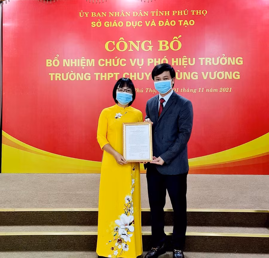 Thừa ủy quyền của Giám đốc Sở GD&amp;ĐT tỉnh Phú Thọ, Tiến sĩ Phạm Tuấn Anh - Bí thư Đảng ủy, Hiệu trưởng trường THPT Chuyên Hùng Vương trao quyết định bổ nhiệm Phó Hiệu trưởng cho Nhà giáo ưu tú Nguyễn Thị Thanh Thuỷ (ảnh NVCC).
