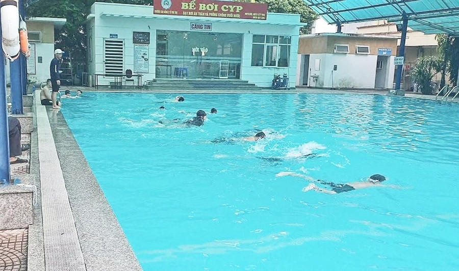 Học sinh trường Tiểu học Hùng Vương, TX Phú Thọ tích cực học bơi trong hè Học sinh trường Tiểu học Hùng Vương, TX Phú Thọ tích cực học bơi trong hè
